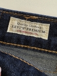Komplet damski złożony z designerskiej koszuli w paski z tweedowym akcentem oraz oryginalnych jeansów Levi’s Premium świetnie podkreśla kobiecą sylwetkę, gwarantując styl i codzienny komfort