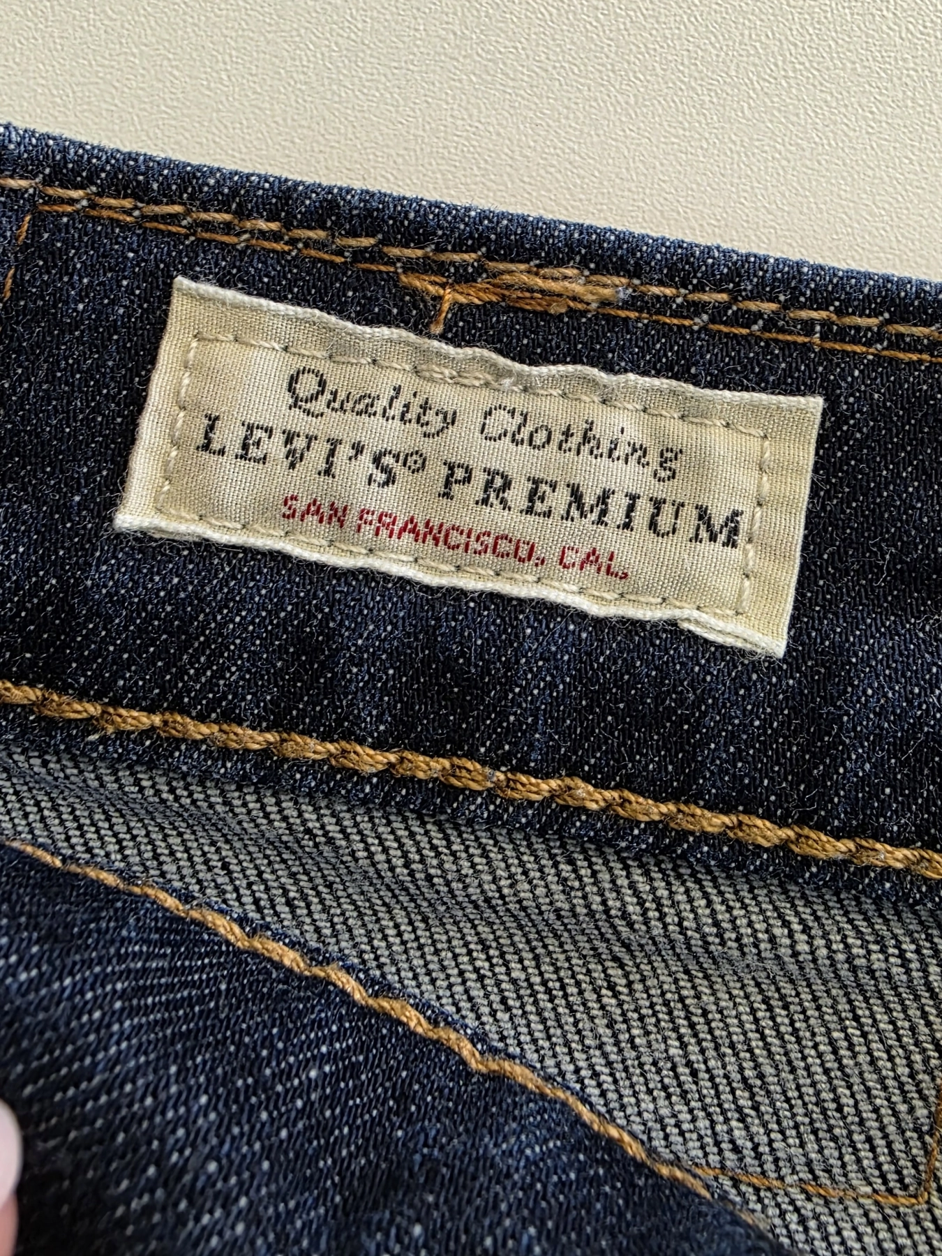 Komplet damski złożony z designerskiej koszuli w paski z tweedowym akcentem oraz oryginalnych jeansów Levi’s Premium świetnie podkreśla kobiecą sylwetkę, gwarantując styl i codzienny komfort