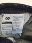 Komplet damski złożony z designerskiej koszuli w paski z tweedowym akcentem oraz oryginalnych jeansów Levi’s Premium świetnie podkreśla kobiecą sylwetkę, gwarantując styl i codzienny komfort