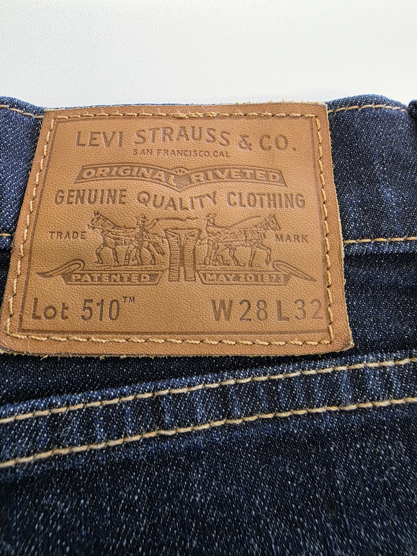 Komplet damski złożony z designerskiej koszuli w paski z tweedowym akcentem oraz oryginalnych jeansów Levi’s Premium świetnie podkreśla kobiecą sylwetkę, gwarantując styl i codzienny komfort