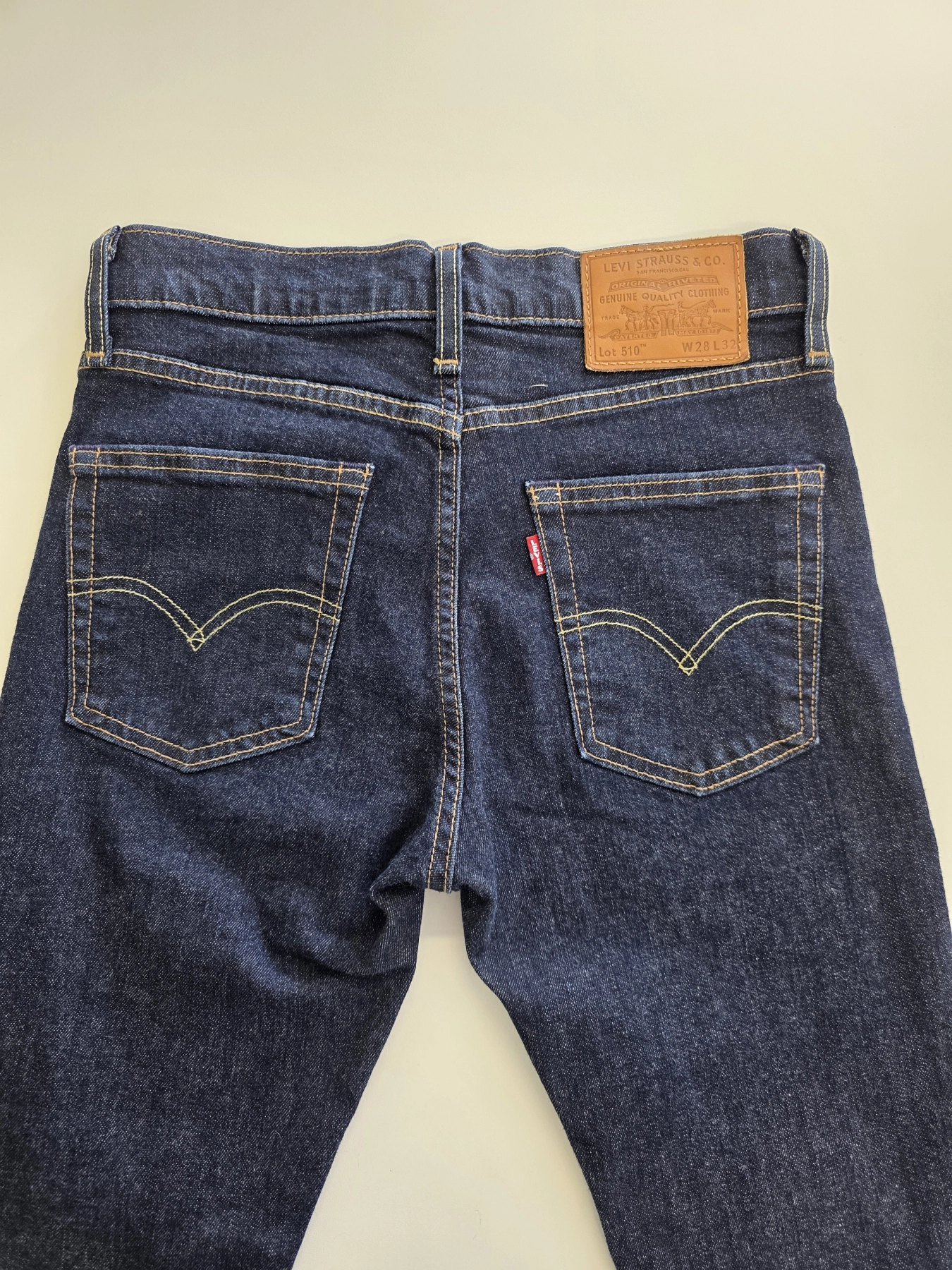 Komplet damski złożony z designerskiej koszuli w paski z tweedowym akcentem oraz oryginalnych jeansów Levi’s Premium świetnie podkreśla kobiecą sylwetkę, gwarantując styl i codzienny komfort