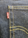 Komplet damski złożony z designerskiej koszuli w paski z tweedowym akcentem oraz oryginalnych jeansów Levi’s Premium świetnie podkreśla kobiecą sylwetkę, gwarantując styl i codzienny komfort