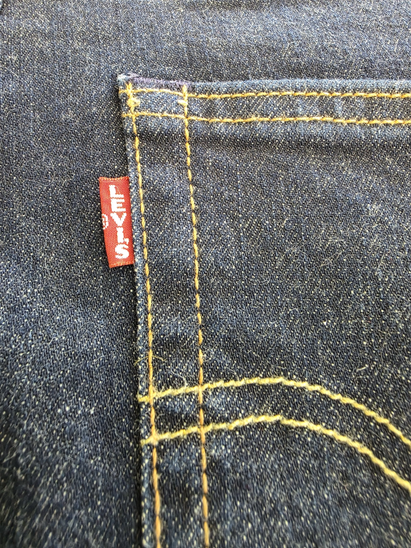 Komplet damski złożony z designerskiej koszuli w paski z tweedowym akcentem oraz oryginalnych jeansów Levi’s Premium świetnie podkreśla kobiecą sylwetkę, gwarantując styl i codzienny komfort