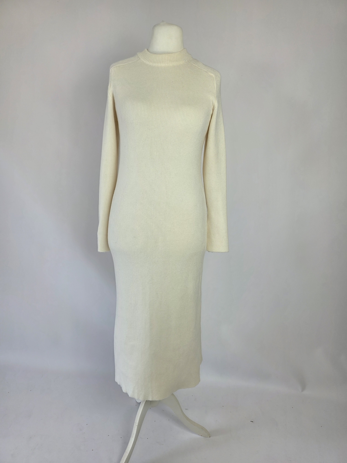 Kobieca, śmietankowa sukienka dzianinowa Zara Knit o fasonie midi z półgolfem to idealny wybór do stworzenia eleganckiej i wygodnej stylizacji