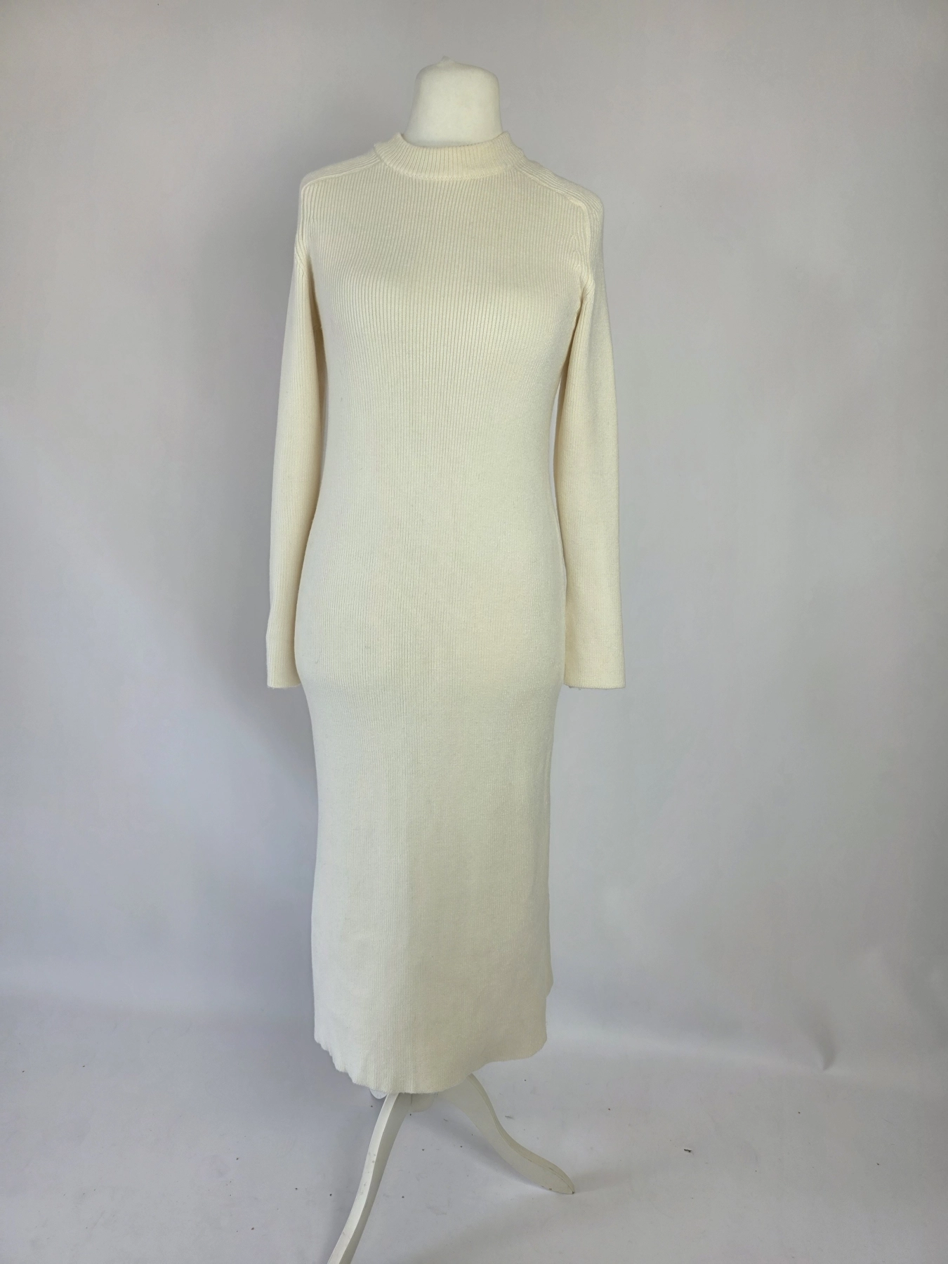 Kobieca, śmietankowa sukienka dzianinowa Zara Knit o fasonie midi z półgolfem to idealny wybór do stworzenia eleganckiej i wygodnej stylizacji