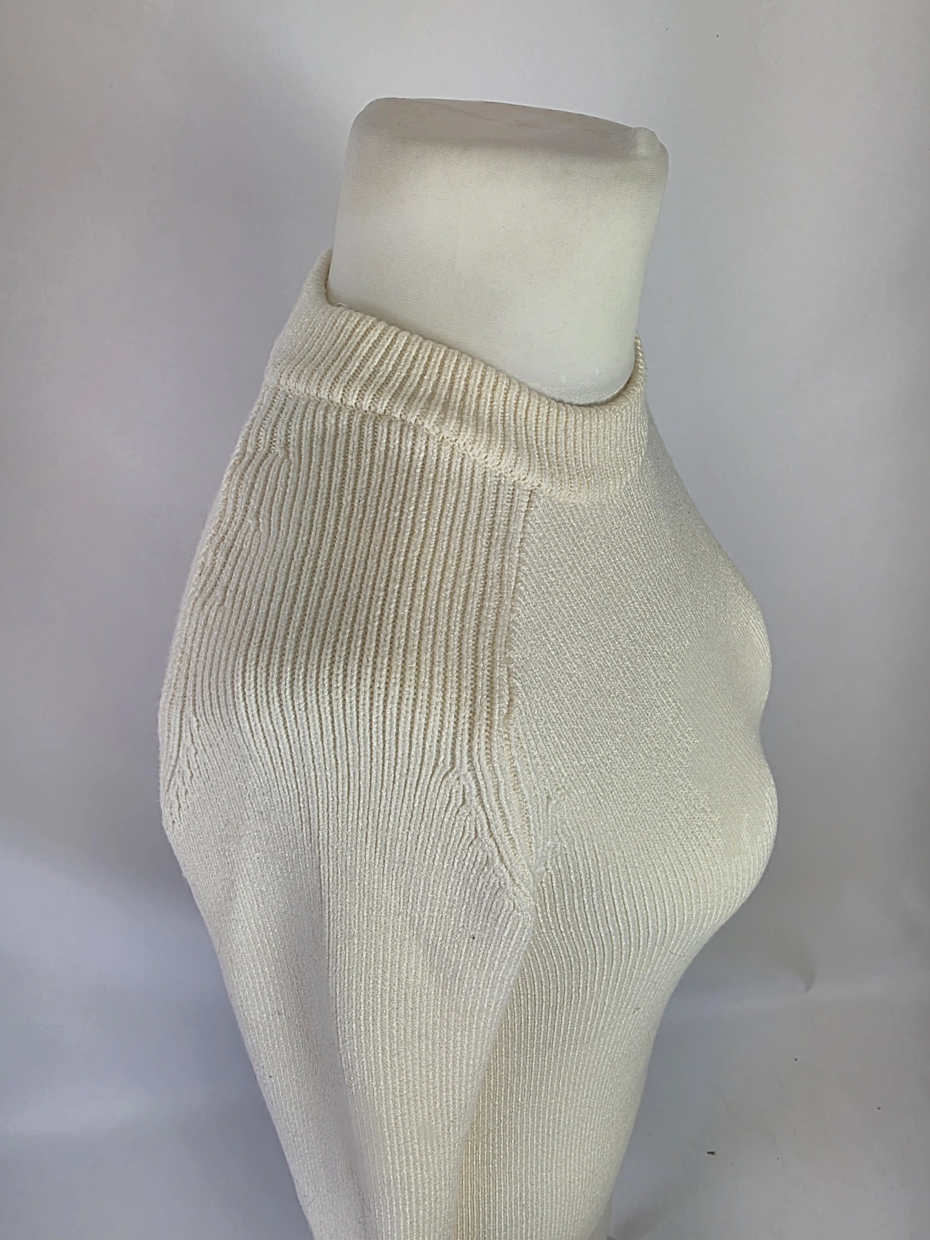 Kobieca, śmietankowa sukienka dzianinowa Zara Knit o fasonie midi z półgolfem to idealny wybór do stworzenia eleganckiej i wygodnej stylizacji