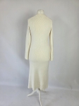 Kobieca, śmietankowa sukienka dzianinowa Zara Knit o fasonie midi z półgolfem to idealny wybór do stworzenia eleganckiej i wygodnej stylizacji
