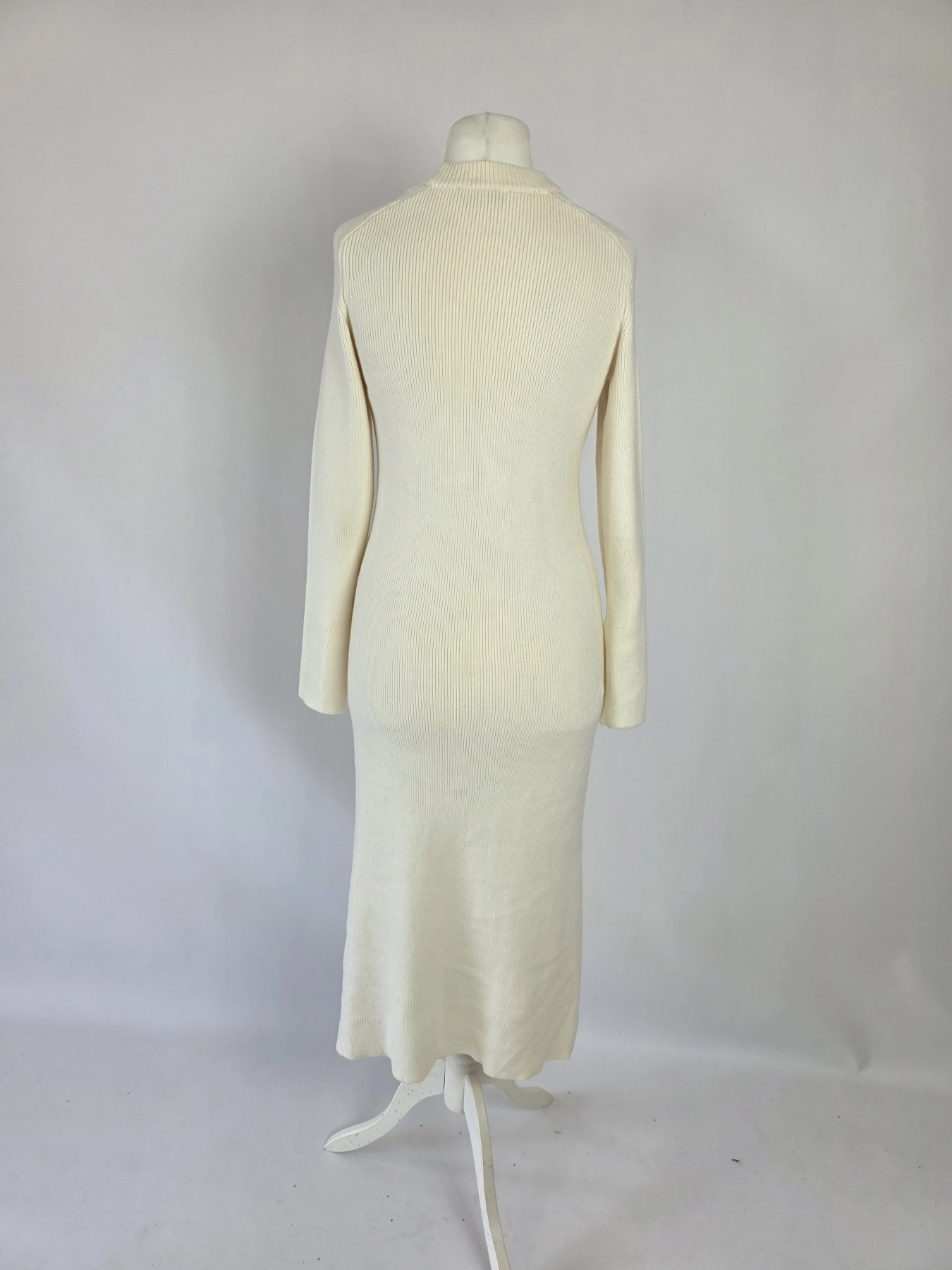 Kobieca, śmietankowa sukienka dzianinowa Zara Knit o fasonie midi z półgolfem to idealny wybór do stworzenia eleganckiej i wygodnej stylizacji