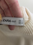 Kobieca, śmietankowa sukienka dzianinowa Zara Knit o fasonie midi z półgolfem to idealny wybór do stworzenia eleganckiej i wygodnej stylizacji
