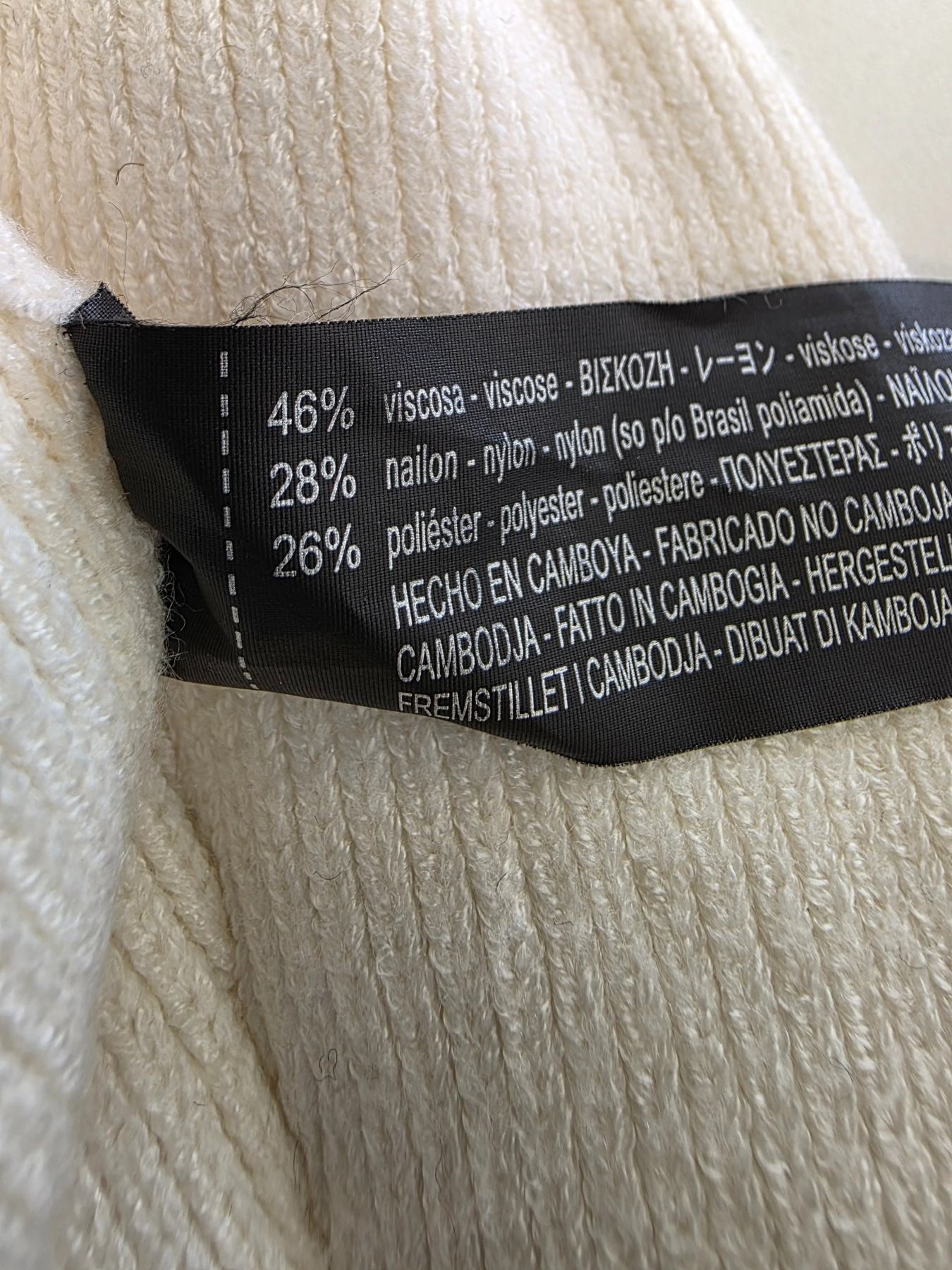 Kobieca, śmietankowa sukienka dzianinowa Zara Knit o fasonie midi z półgolfem to idealny wybór do stworzenia eleganckiej i wygodnej stylizacji