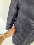 Odkryj elegancką, pikowaną kurtkę damską z kapturem Nine West w kolorze ciemnoszarym, która idealnie wysmukla sylwetkę i zapewnia ciepło