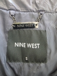 Odkryj elegancką, pikowaną kurtkę damską z kapturem Nine West w kolorze ciemnoszarym, która idealnie wysmukla sylwetkę i zapewnia ciepło