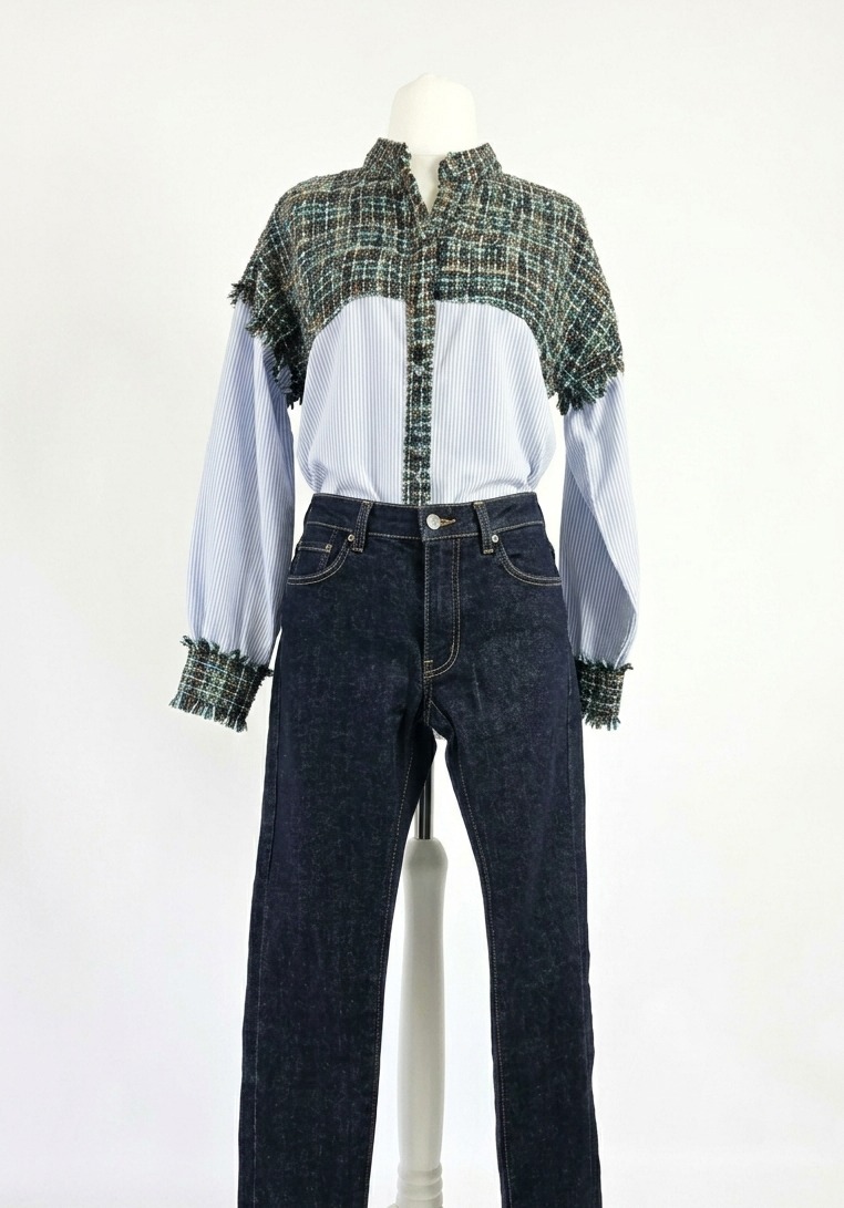 Komplet damski złożony z designerskiej koszuli w paski z tweedowym akcentem oraz oryginalnych jeansów Levi’s Premium świetnie podkreśla kobiecą sylwetkę, gwarantując styl i codzienny komfort