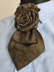 Odkryj unikalną, ręcznie robioną broszkę krawatową we wzór paisley w sklepie z odzieżą używaną premium i dodaj elegancji swoim codziennym oraz wieczorowym stylizacjom
