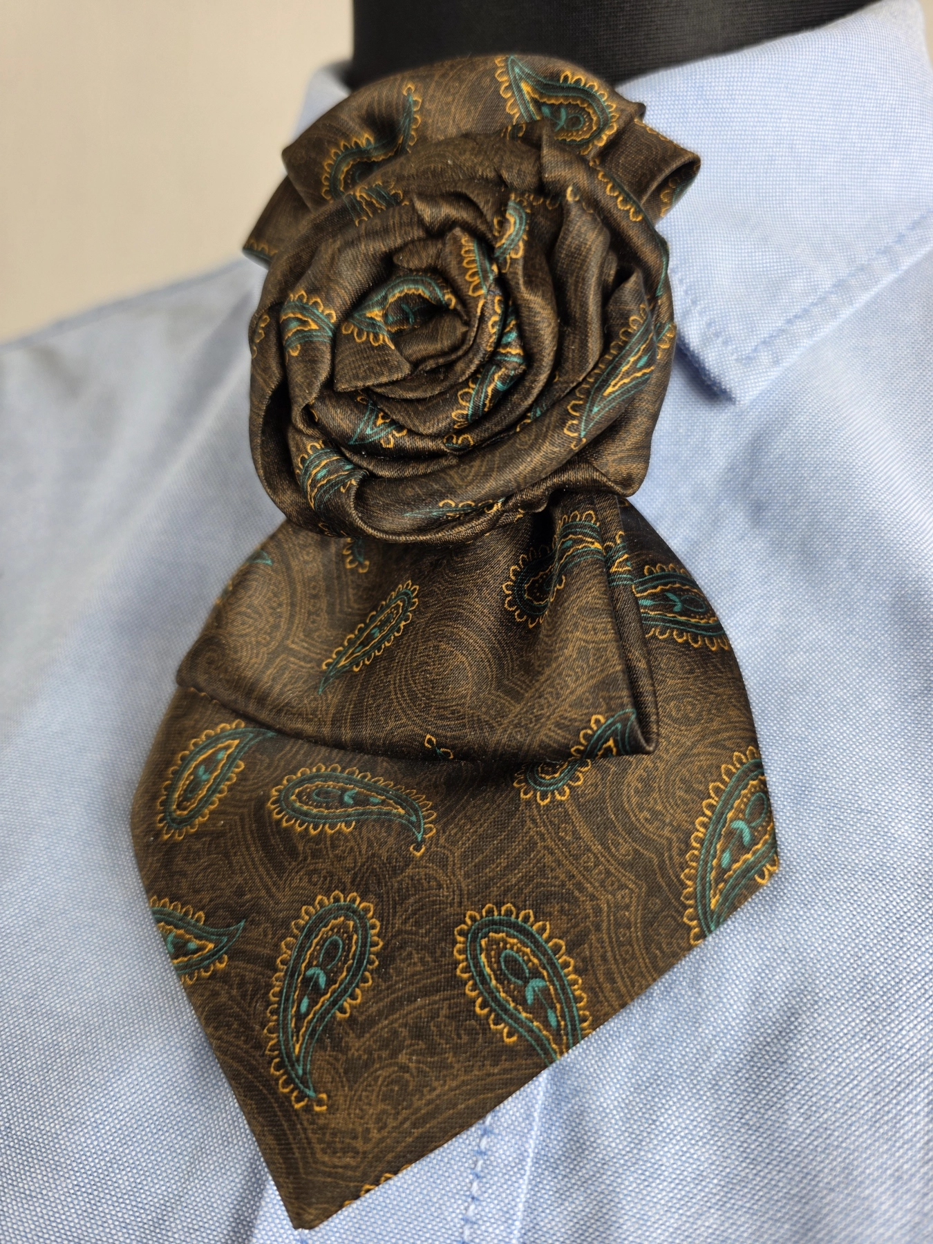 Odkryj unikalną, ręcznie robioną broszkę krawatową we wzór paisley w sklepie z odzieżą używaną premium i dodaj elegancji swoim codziennym oraz wieczorowym stylizacjom