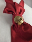 Czerwony krawat damski handmade z elegancką kokardą i złotymi guzikami retro to wyjątkowy dodatek do marynarek i koszul