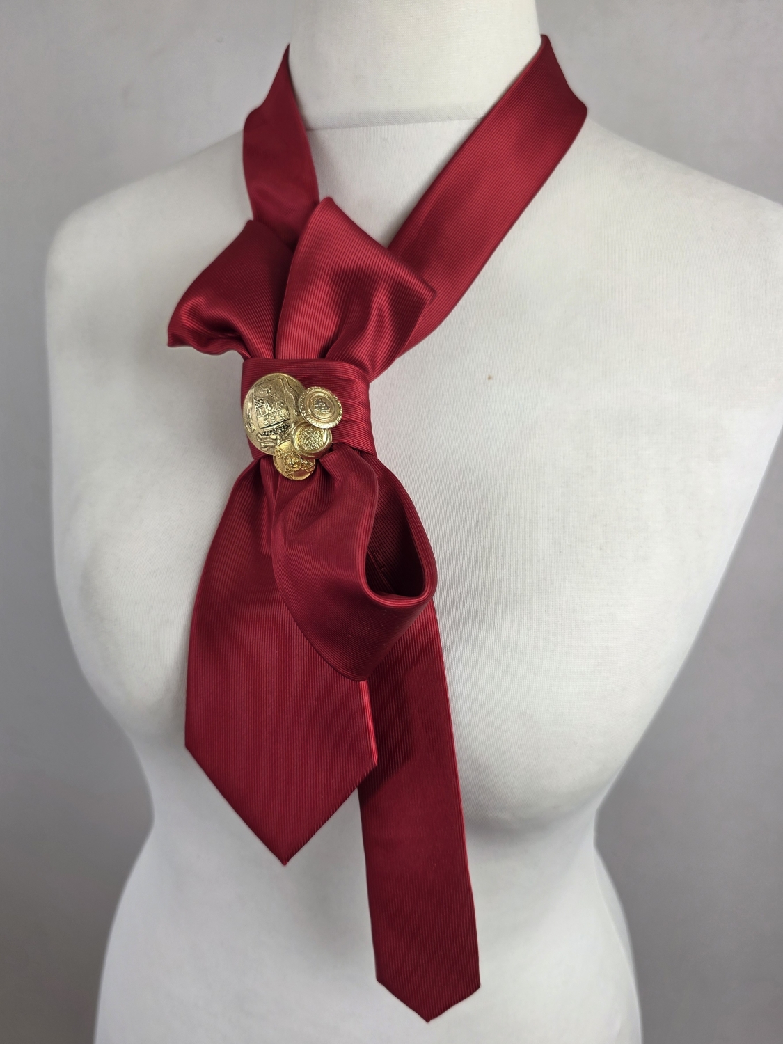 Czerwony krawat damski handmade z elegancką kokardą i złotymi guzikami retro to wyjątkowy dodatek do marynarek i koszul