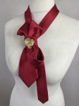Czerwony krawat damski handmade z elegancką kokardą i złotymi guzikami retro to wyjątkowy dodatek do marynarek i koszul
