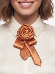 Ręcznie robiona broszka krawatowa w kształcie satynowej róży to elegancki dodatek do koszuli, który optycznie smukli sylwetkę i podkreśla wyjątkowy, kobiecy styl