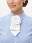 Elegancja w nowoczesnym wydaniu - biała damska broszka krawatowa, satynowa z efektowną różyczką idealnie dopełni wizytową lub wieczorową stylizację. Ręcznie robiona!