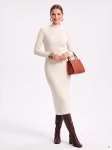 Kobieca, śmietankowa sukienka dzianinowa Zara Knit o fasonie midi z półgolfem to idealny wybór do stworzenia eleganckiej i wygodnej stylizacji