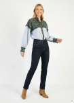 Komplet damski złożony z designerskiej koszuli w paski z tweedowym akcentem oraz oryginalnych jeansów Levi’s Premium świetnie podkreśla kobiecą sylwetkę, gwarantując styl i codzienny komfort
