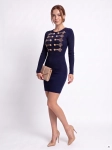 Elegancka czarna sukienka dresowa Allyson Collection ze złotymi guzikami i dżetami doskonale podkreśla kobiecą sylwetkę, łącząc styl militarny z wyjątkową wygodą