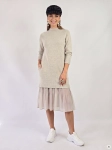 Kobieca, beżowa sukienka dzianinowa marki Reserved z plisowanym, zwiewnym dołem doskonale łączy komfort z eleganckim, nowoczesnym stylem