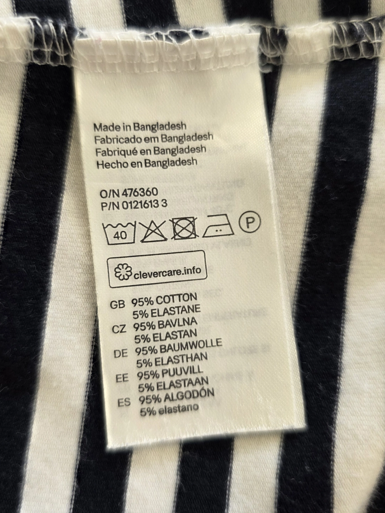 Stylowy zestaw damski składający się z szarej zamszowej kurtki Diverse, paski bluzki  z bawełny Pima oraz nowej spódnicy maxi w kwiaty marki Mitika