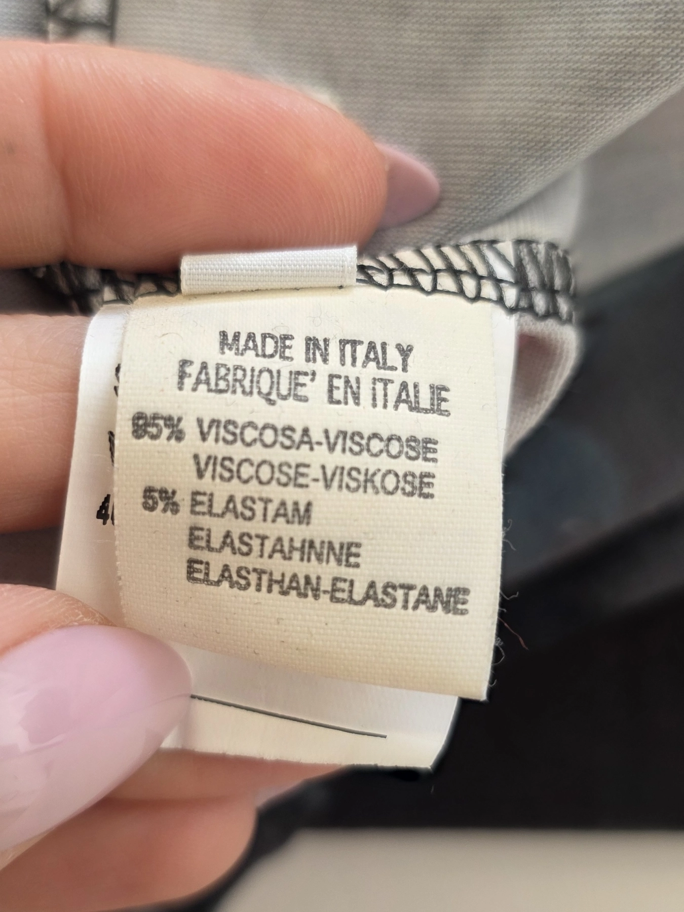 Stylowy zestaw damski składający się z szarej zamszowej kurtki Diverse, paski bluzki  z bawełny Pima oraz nowej spódnicy maxi w kwiaty marki Mitika