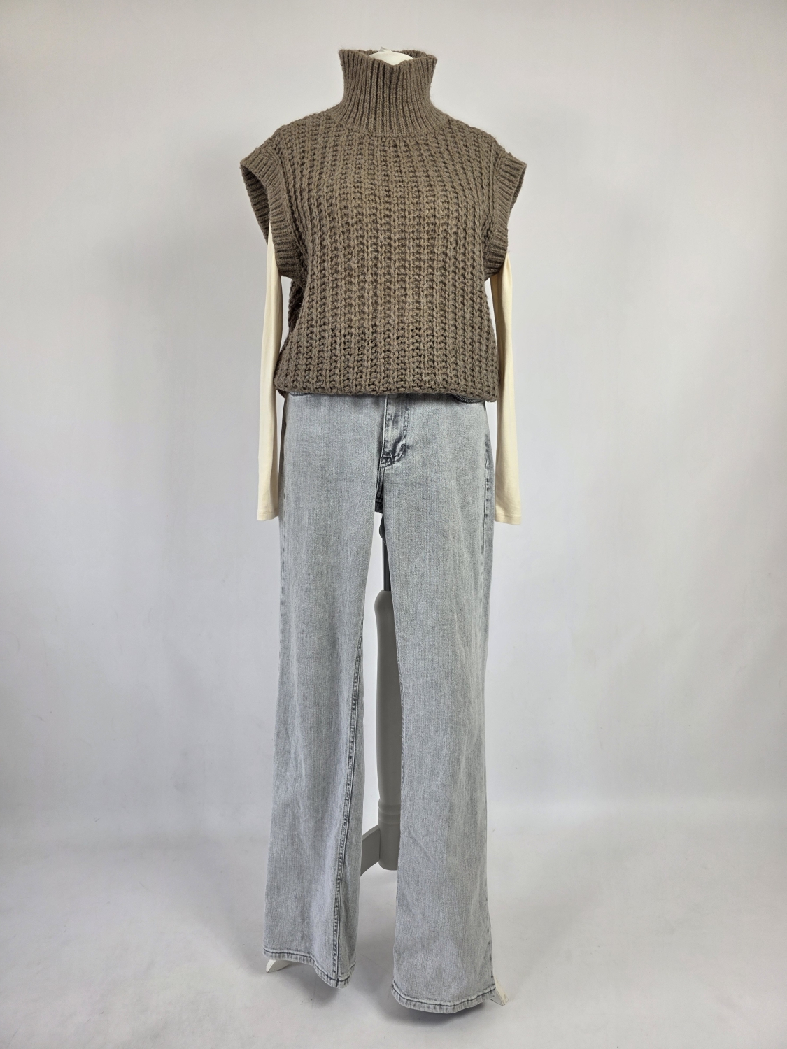 Damski komplet stylizacyjny z wełnianą kamizelką z alpaką MSCH Copenhagen, klasycznym longsleevem oraz szarymi jeansami z szeroką nogawką Never Denim