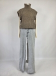 Damski komplet stylizacyjny z wełnianą kamizelką z alpaką MSCH Copenhagen, klasycznym longsleevem oraz szarymi jeansami z szeroką nogawką Never Denim