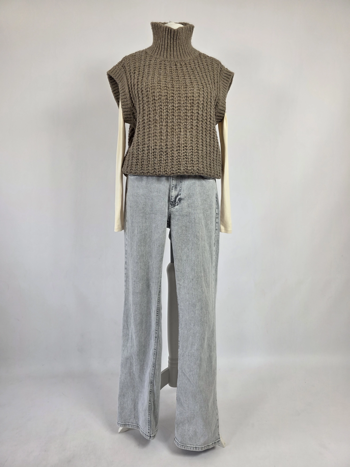 Damski komplet stylizacyjny z wełnianą kamizelką z alpaką MSCH Copenhagen, klasycznym longsleevem oraz szarymi jeansami z szeroką nogawką Never Denim