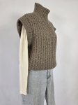 Damski komplet stylizacyjny z wełnianą kamizelką z alpaką MSCH Copenhagen, klasycznym longsleevem oraz szarymi jeansami z szeroką nogawką Never Denim