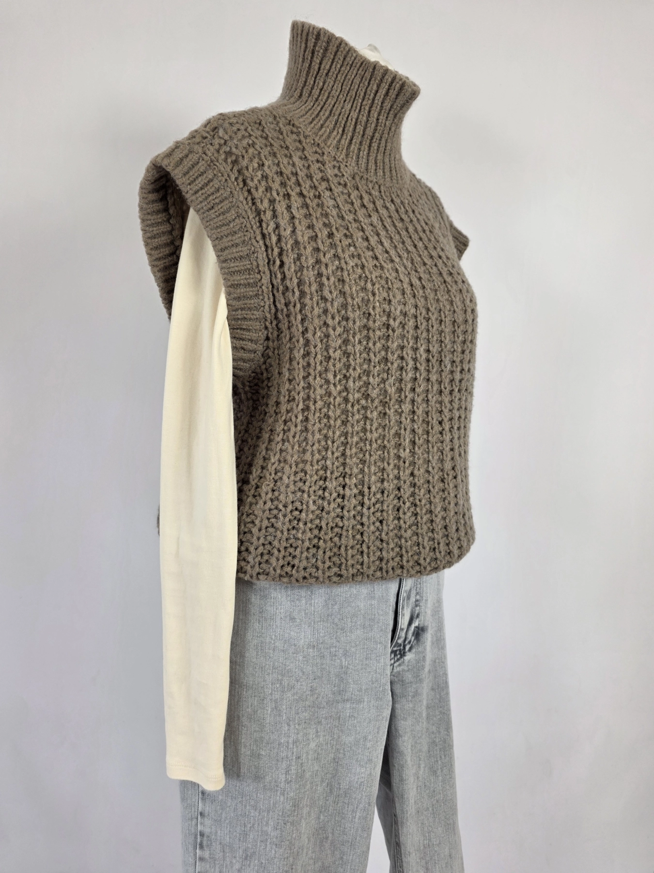 Damski komplet stylizacyjny z wełnianą kamizelką z alpaką MSCH Copenhagen, klasycznym longsleevem oraz szarymi jeansami z szeroką nogawką Never Denim