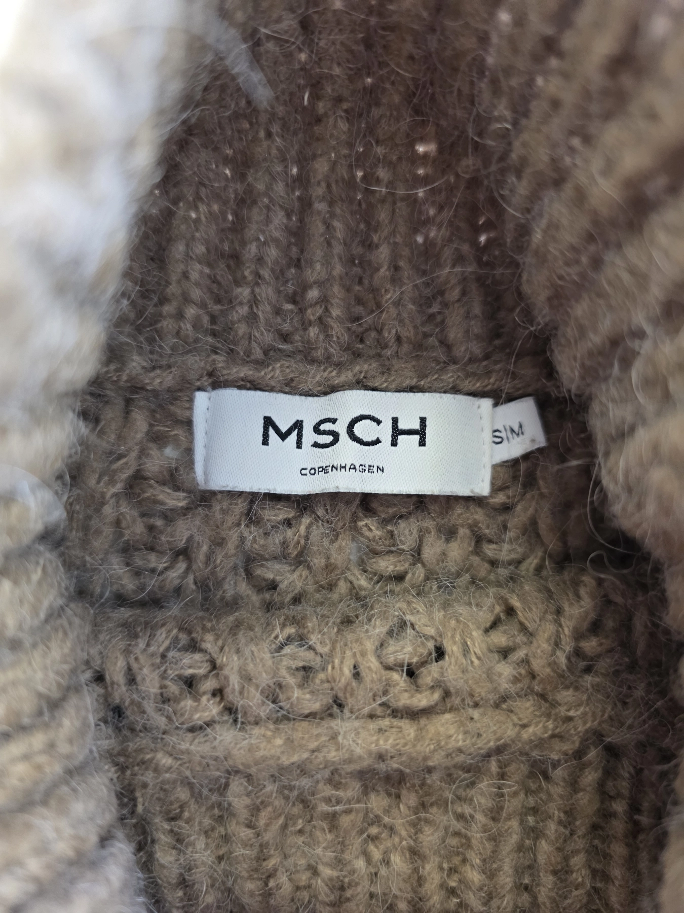 Damski komplet stylizacyjny z wełnianą kamizelką z alpaką MSCH Copenhagen, klasycznym longsleevem oraz szarymi jeansami z szeroką nogawką Never Denim