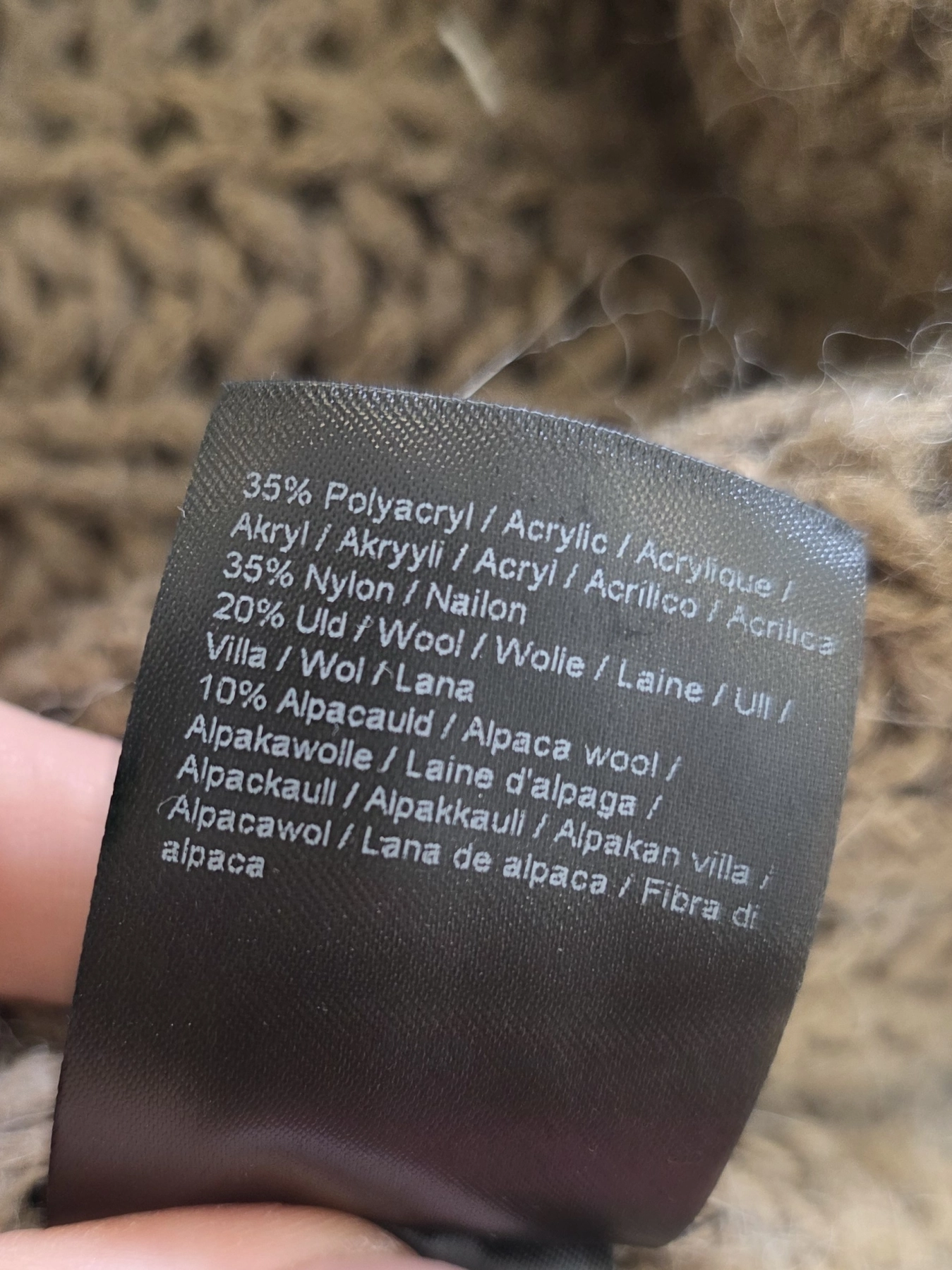 Damski komplet stylizacyjny z wełnianą kamizelką z alpaką MSCH Copenhagen, klasycznym longsleevem oraz szarymi jeansami z szeroką nogawką Never Denim