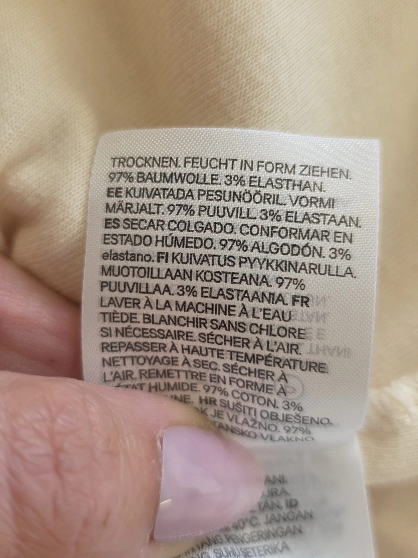 Damski komplet stylizacyjny z wełnianą kamizelką z alpaką MSCH Copenhagen, klasycznym longsleevem oraz szarymi jeansami z szeroką nogawką Never Denim