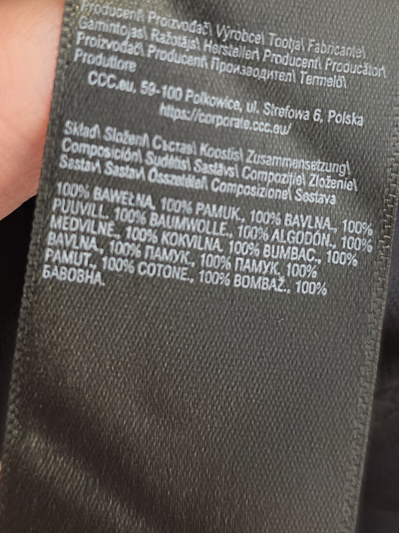 Elegancki zestaw kobiecy premium z czarną bluzką Simple, wełnianą prążkowaną spódnicą midi Claudia Sträter oraz dzianinowym ponczo w paski, idealny na chłodniejsze dni