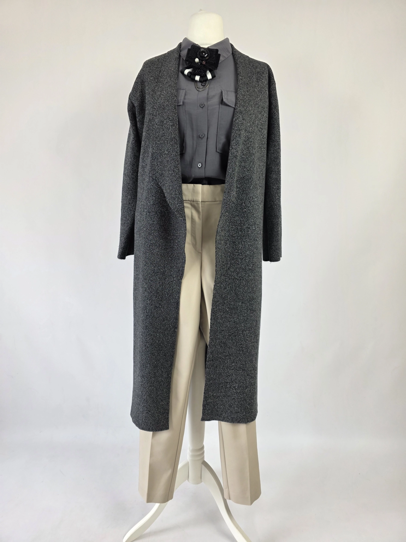 Elegancki komplet damski ze szarym kardiganem Zara Knit, koszulą Tom Tailor, spodniami oraz ozdobną broszką to stylowa stylizacja na co dzień i do pracy