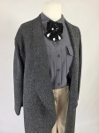 Elegancki komplet damski ze szarym kardiganem Zara Knit, koszulą Tom Tailor, spodniami oraz ozdobną broszką to stylowa stylizacja na co dzień i do pracy