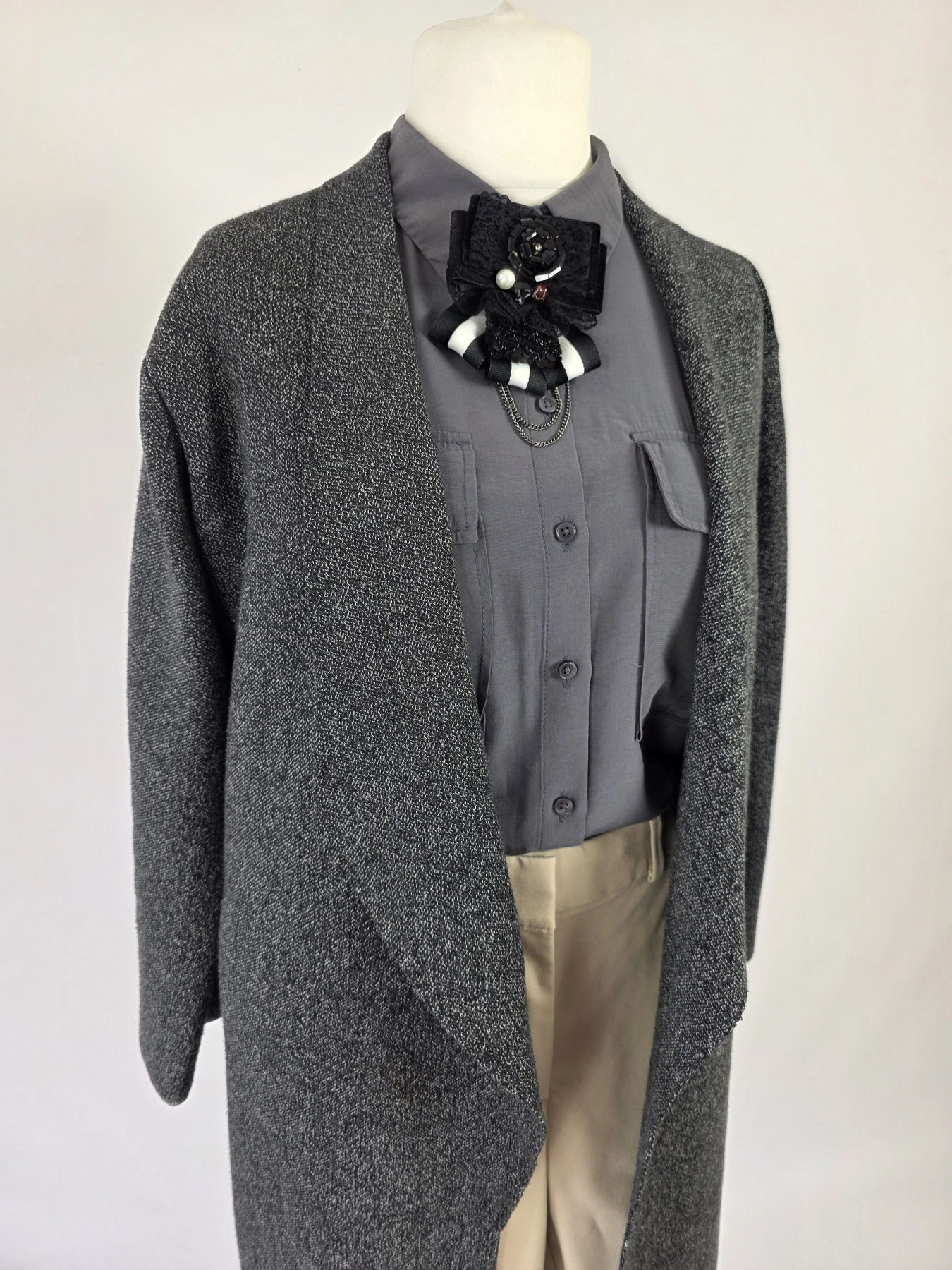 Elegancki komplet damski ze szarym kardiganem Zara Knit, koszulą Tom Tailor, spodniami oraz ozdobną broszką to stylowa stylizacja na co dzień i do pracy
