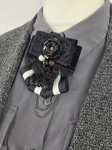 Elegancki komplet damski ze szarym kardiganem Zara Knit, koszulą Tom Tailor, spodniami oraz ozdobną broszką to stylowa stylizacja na co dzień i do pracy