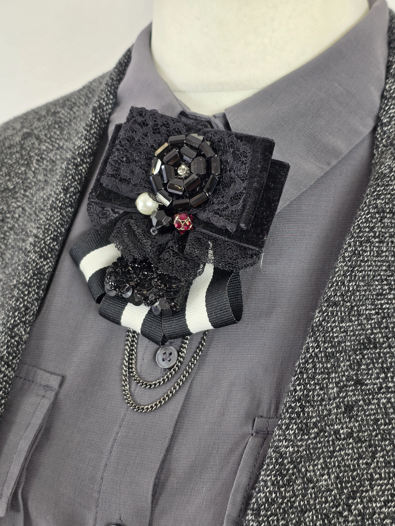 Elegancki komplet damski ze szarym kardiganem Zara Knit, koszulą Tom Tailor, spodniami oraz ozdobną broszką to stylowa stylizacja na co dzień i do pracy