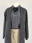 Elegancki komplet damski ze szarym kardiganem Zara Knit, koszulą Tom Tailor, spodniami oraz ozdobną broszką to stylowa stylizacja na co dzień i do pracy