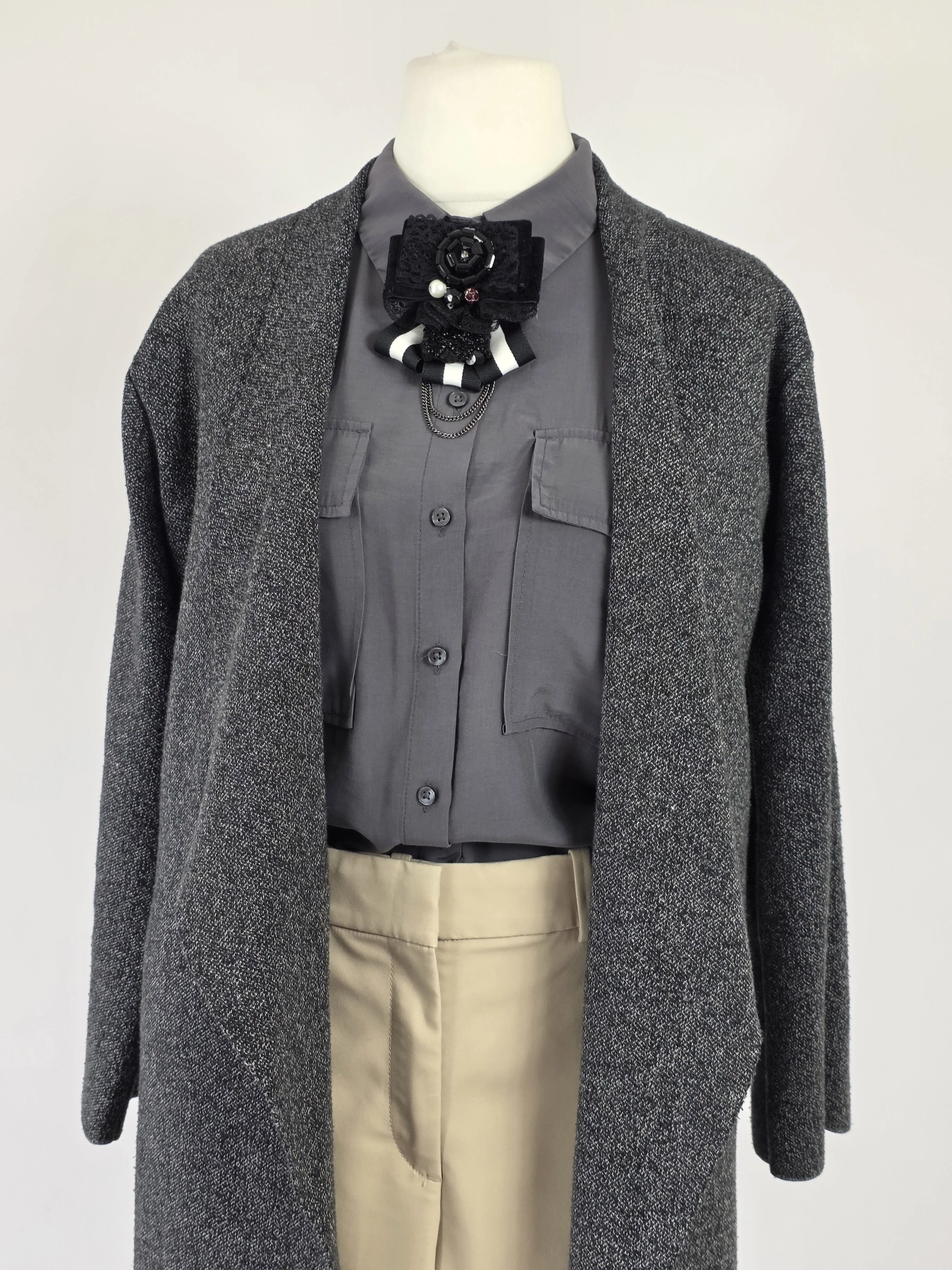 Elegancki komplet damski ze szarym kardiganem Zara Knit, koszulą Tom Tailor, spodniami oraz ozdobną broszką to stylowa stylizacja na co dzień i do pracy