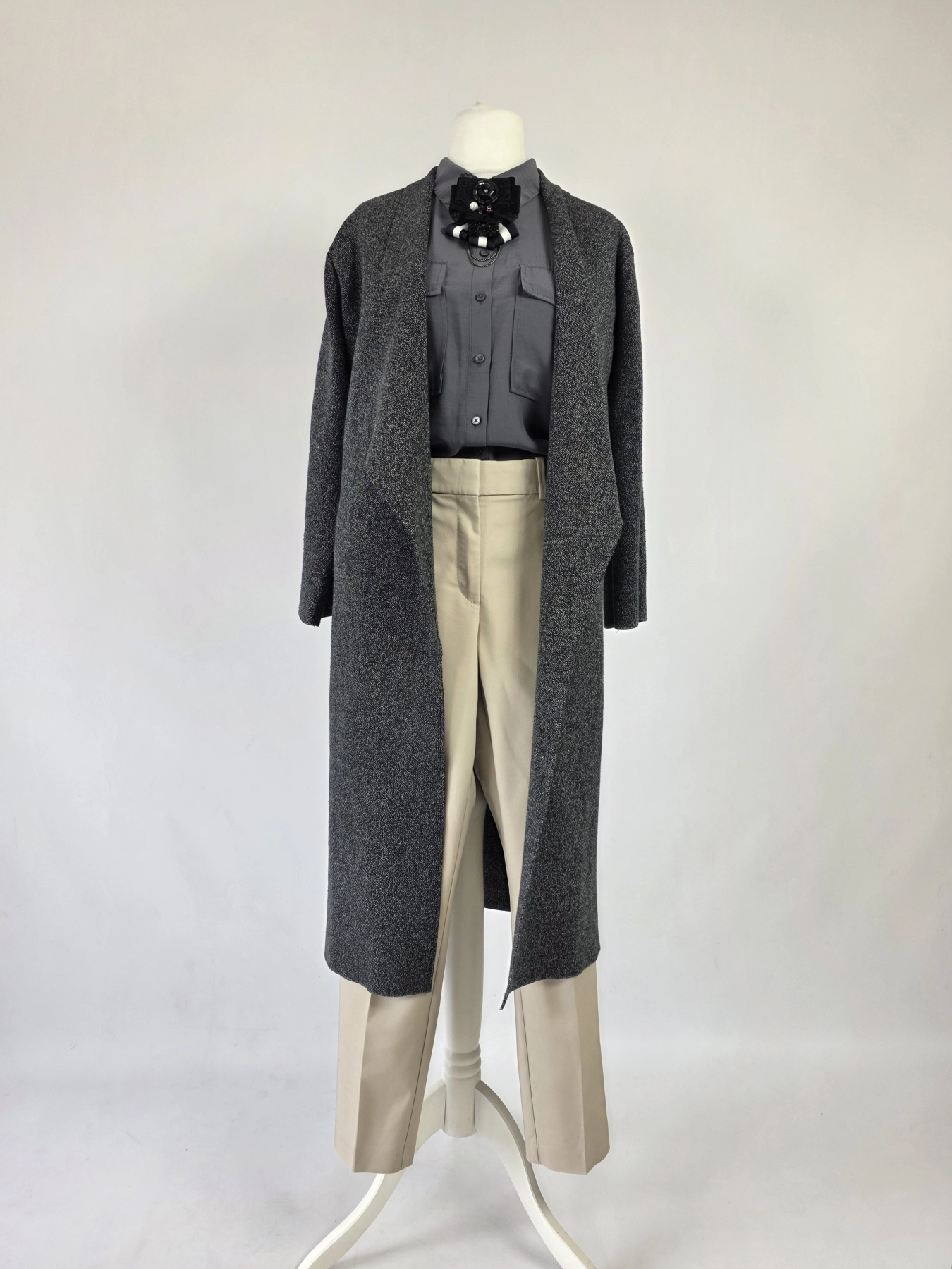 Elegancki komplet damski ze szarym kardiganem Zara Knit, koszulą Tom Tailor, spodniami oraz ozdobną broszką to stylowa stylizacja na co dzień i do pracy