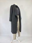 Elegancki komplet damski ze szarym kardiganem Zara Knit, koszulą Tom Tailor, spodniami oraz ozdobną broszką to stylowa stylizacja na co dzień i do pracy