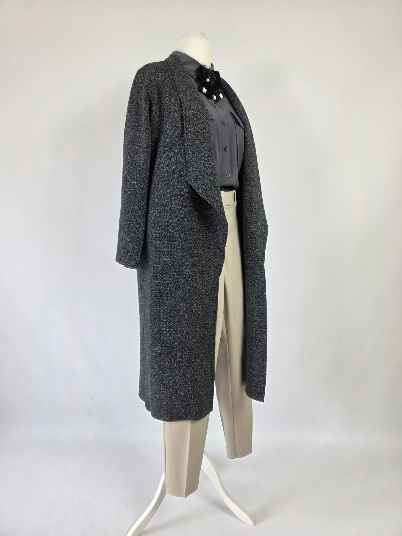 Elegancki komplet damski ze szarym kardiganem Zara Knit, koszulą Tom Tailor, spodniami oraz ozdobną broszką to stylowa stylizacja na co dzień i do pracy