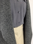 Elegancki komplet damski ze szarym kardiganem Zara Knit, koszulą Tom Tailor, spodniami oraz ozdobną broszką to stylowa stylizacja na co dzień i do pracy